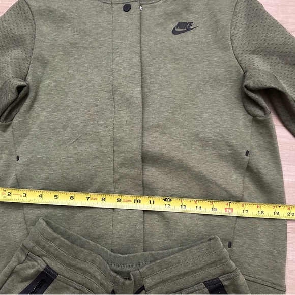 NIKE 2 Piece set - Jacket and Joggers - Picture 6 of 9